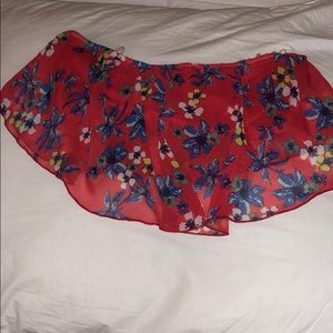 Very pretty floral crop top.